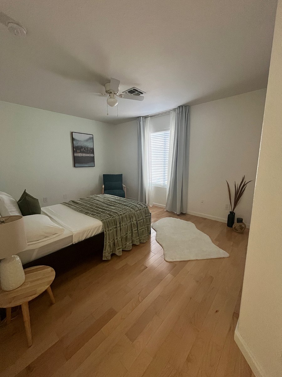 Bedroom with a Full bed