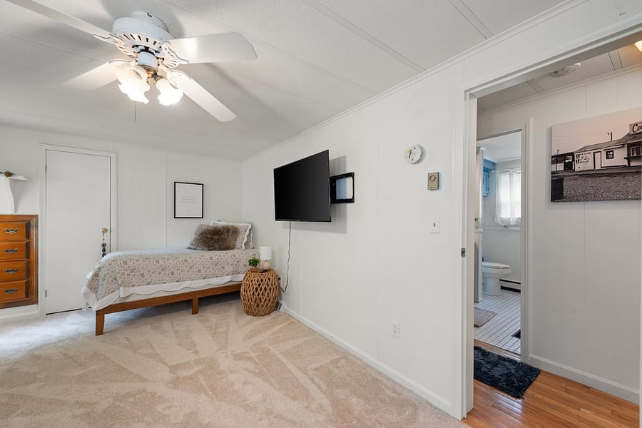 Second bedroom also has ceiling fan and flat screen TV