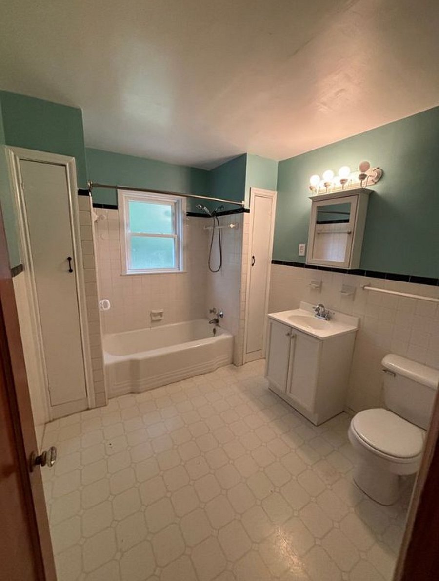 Main level bath