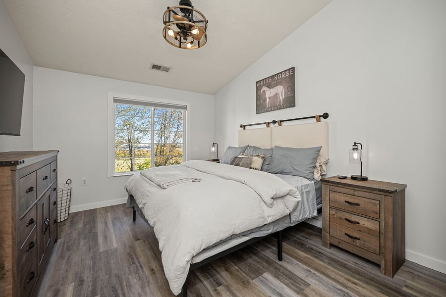 2nd Bedroom / King Bed / Walk in Closet