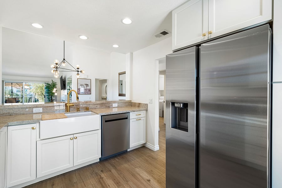 Equipped with sleek stainless steel appliances, this space invites you to whip up delicious meals and share culinary adventures. Enjoy the modern design and ample workspace, making it perfect for family gatherings.