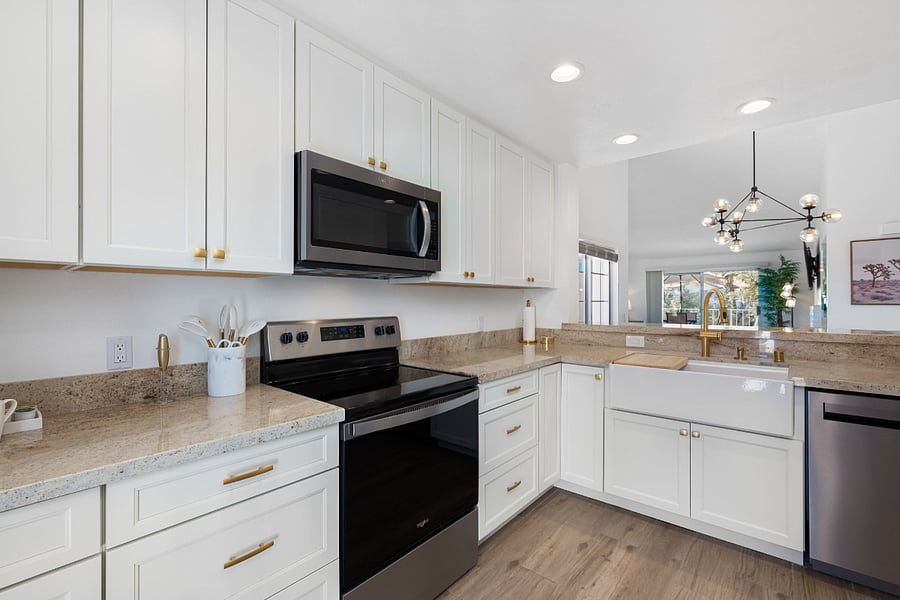Equipped with modern appliances and a sleek design, this space is perfect for all your culinary adventures.  Enjoy the joy of cooking and gathering with loved ones in this inviting atmosphere!