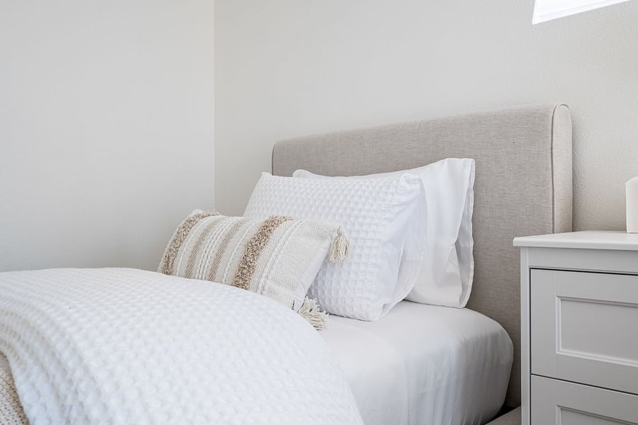 Our brand-new twin-size premium bed, complete with a stylish new bedframe, offers the perfect blend of comfort and support for a restful night's sleep. This inviting space ensures you'll wake up feeling refreshed and ready for the day!