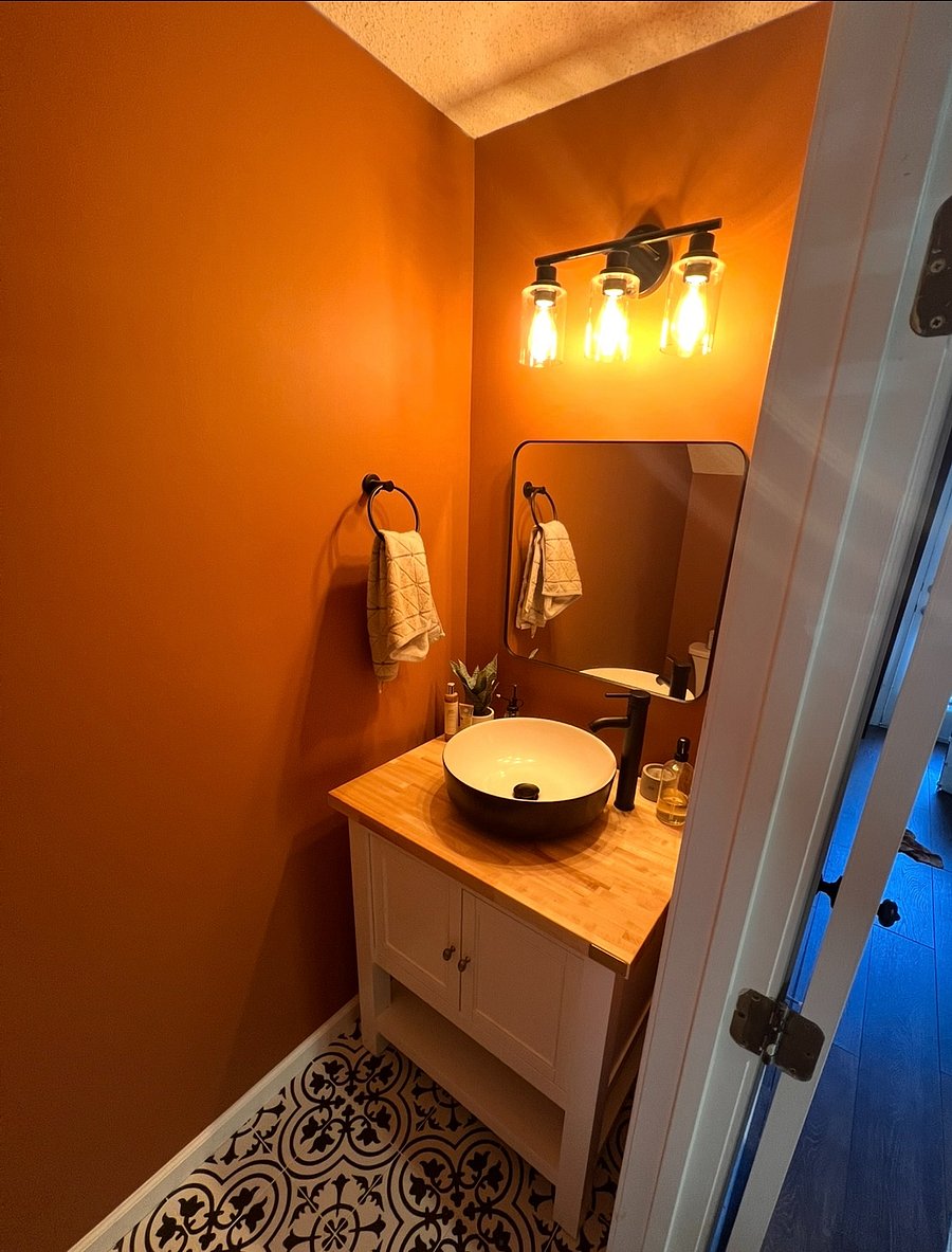 downstairs 1/2 bath
