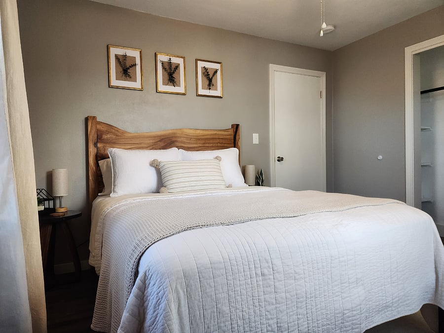 Primary Bedroom/Queen Size Bed