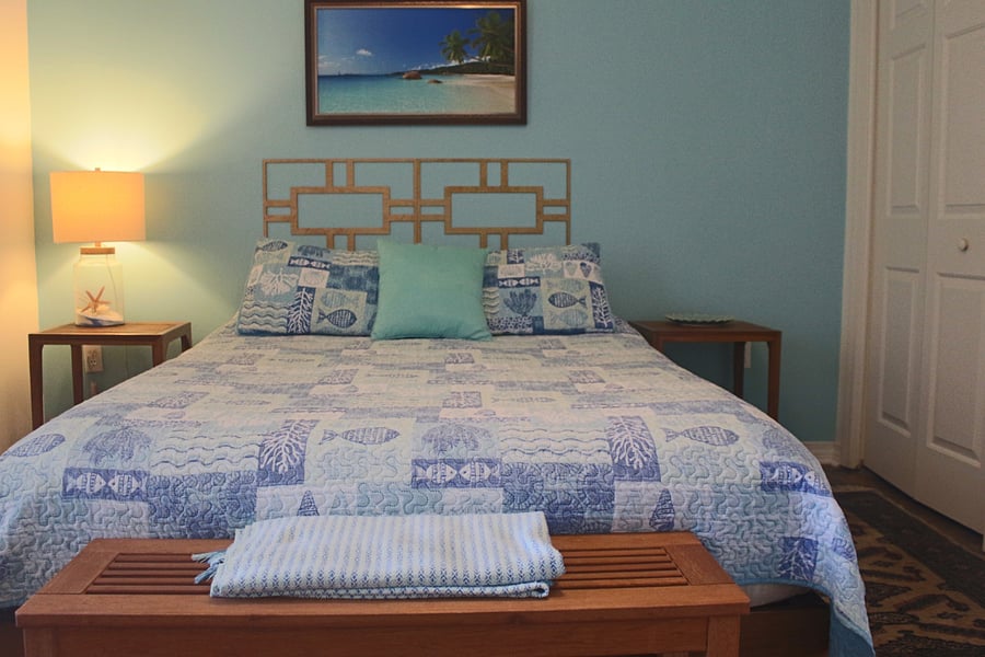 Queen size bed in the bedroom