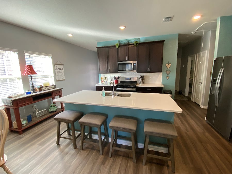 KITCHEN WITH LARGE ISLAND AND BARSTOOLS
