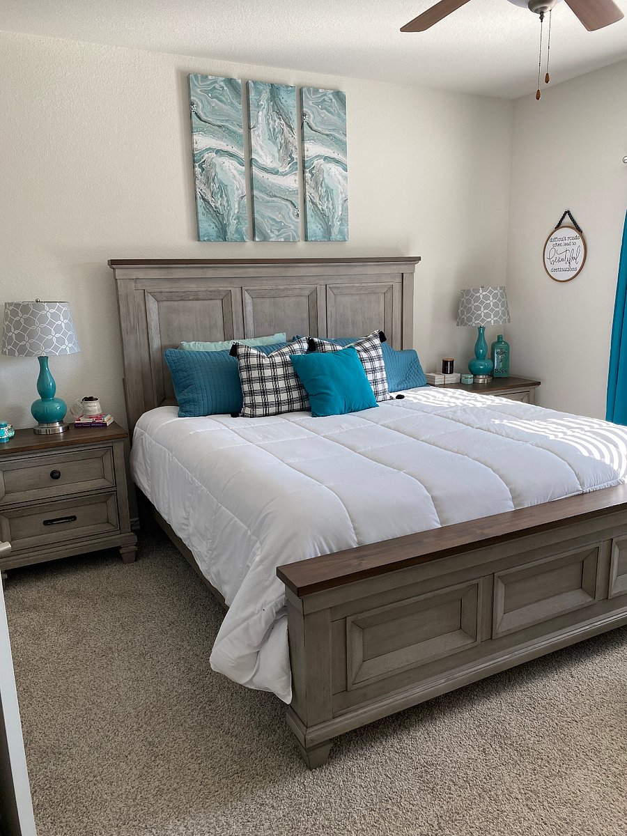 MASTER BEDROOM WITH KING BED