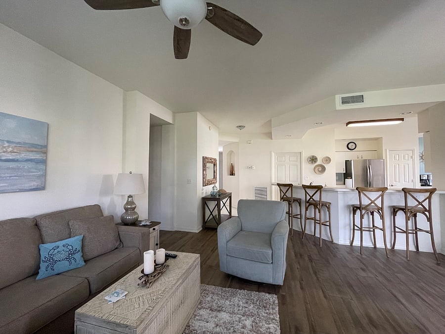 Living Rm, kitchen bat seating