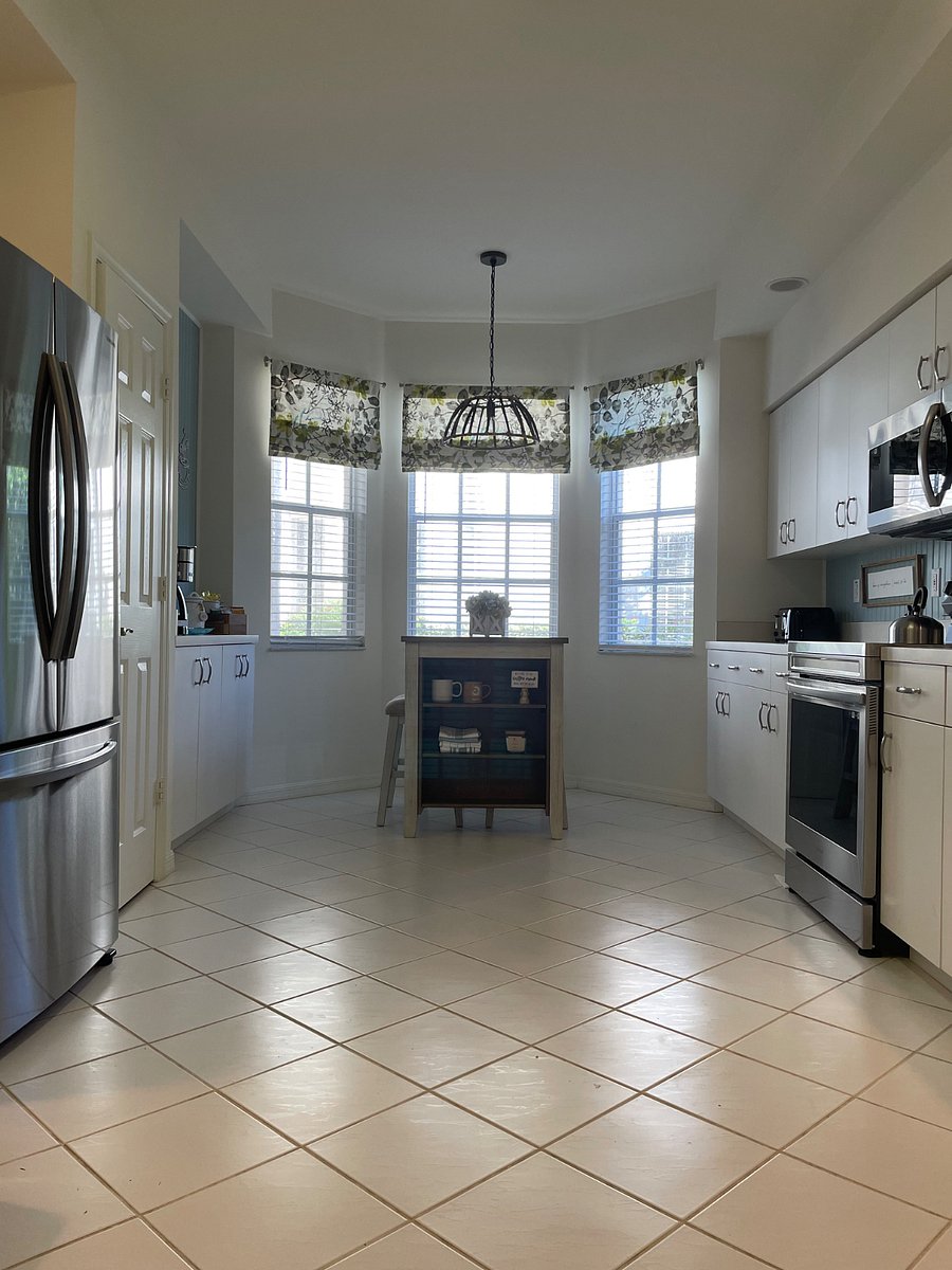 Kitchen and Breakfast coffee bar