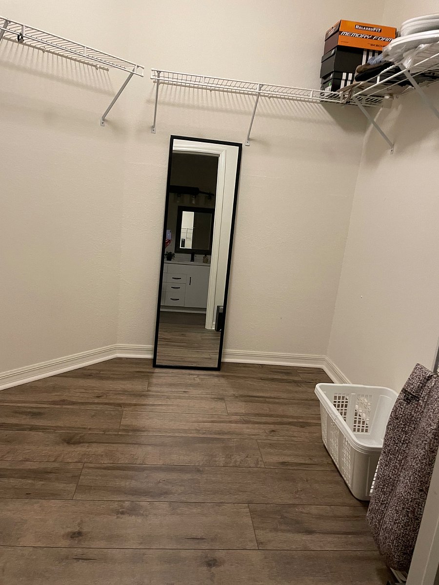 Primary ensuite walk in closet