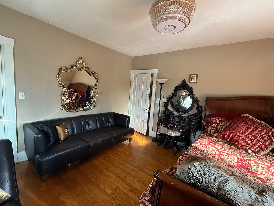 Spacious corner bedroom, with kingsize bed, full leather sofa and chaise lounge. Large walk-in closet. 58 Smart TV and mirrored vanity.