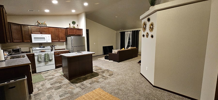 Large open floor plan with all kitchen necessities 