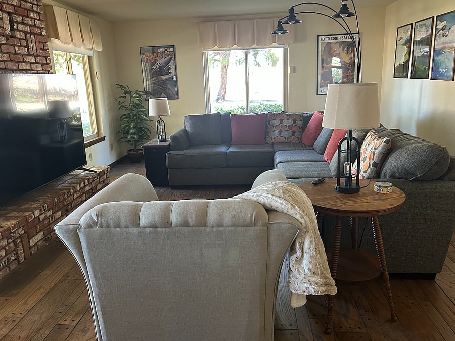 Large living room with many charging stations, Plenty of lights, 'giant' TV and coffee table with a lift top.