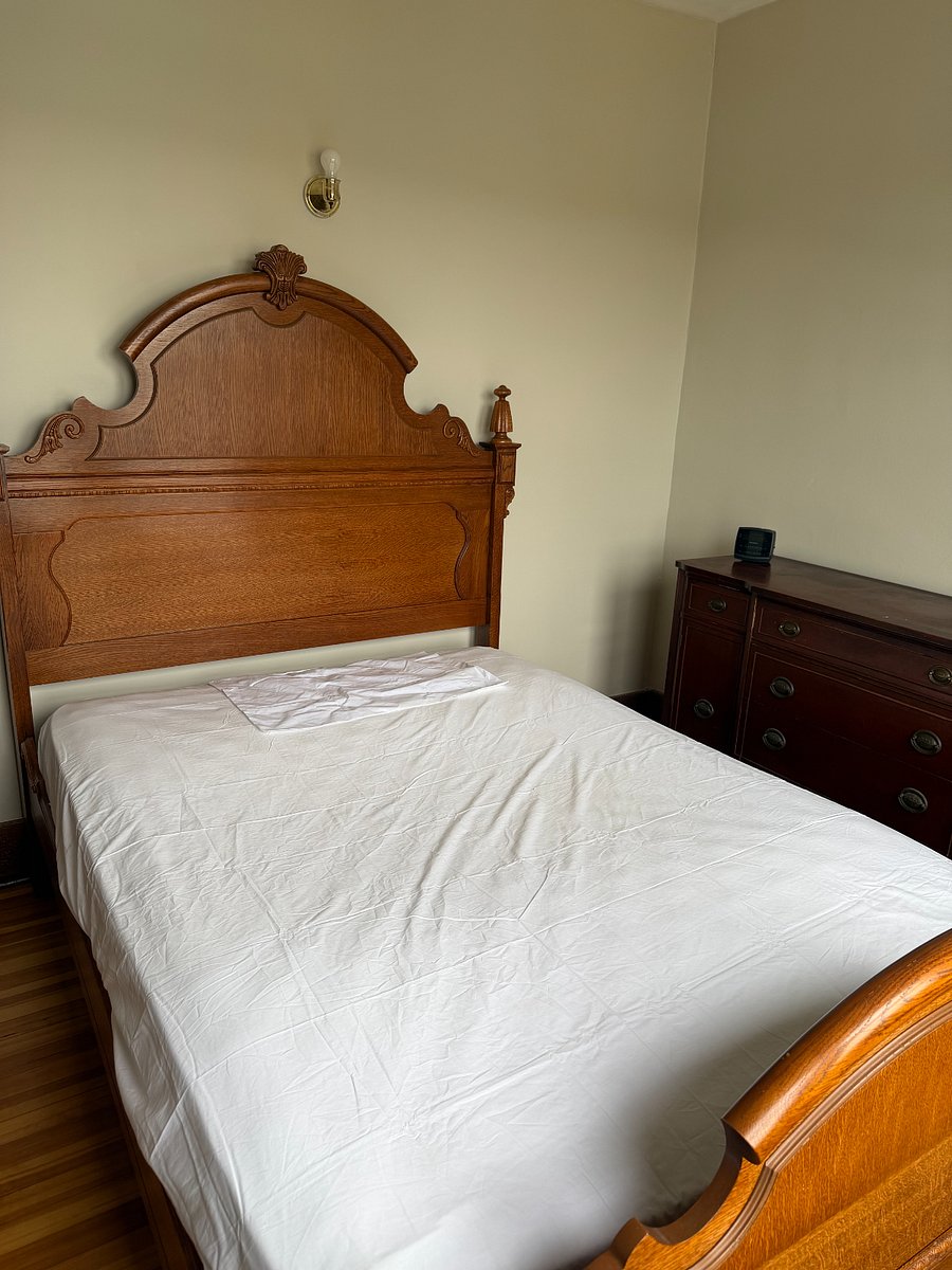 Queen size Master bedroom with direct river view.