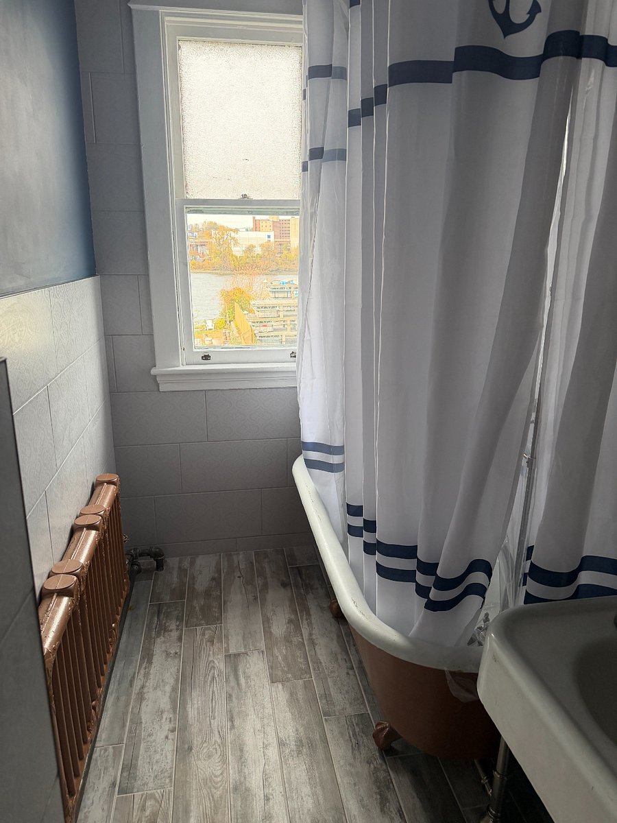 Upstairs full bathroom