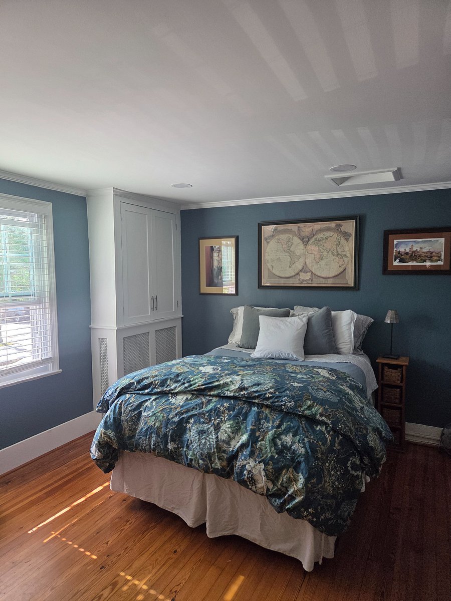 Front Bedroom - Full Bed