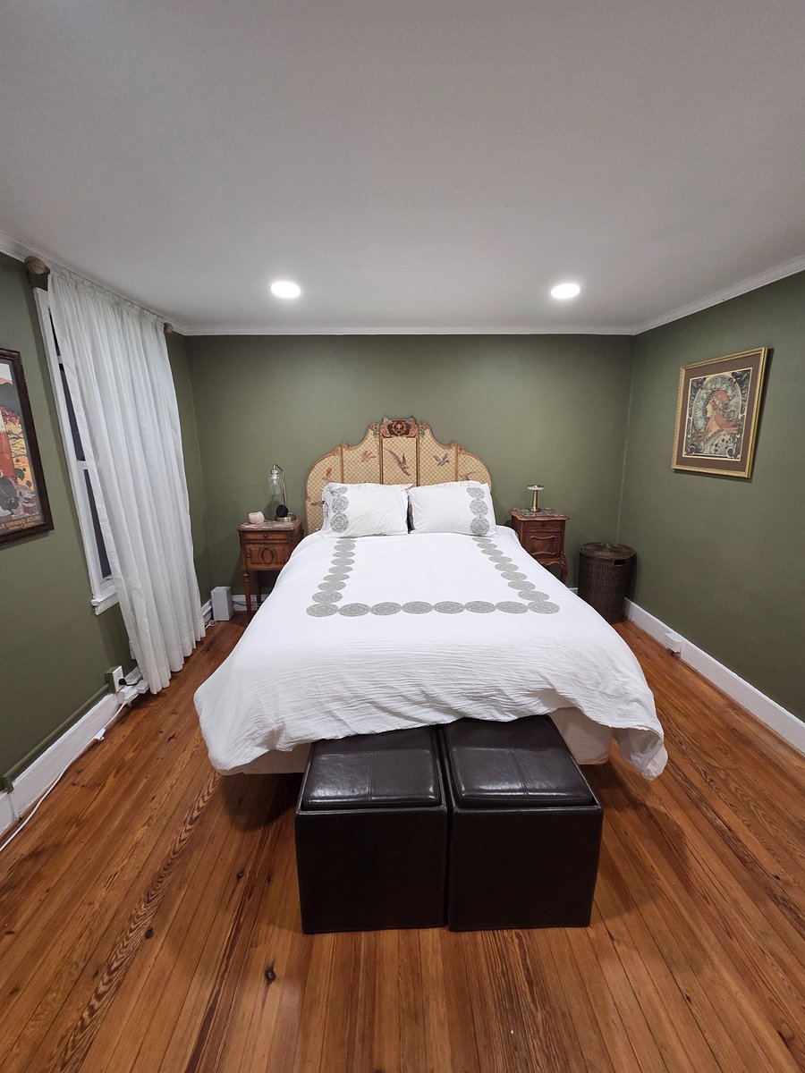 Front Bedroom - Queen Bed