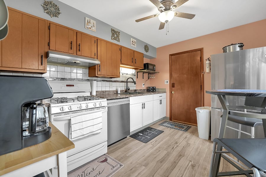 EAT-IN KITCHEN FULLY STOCKED