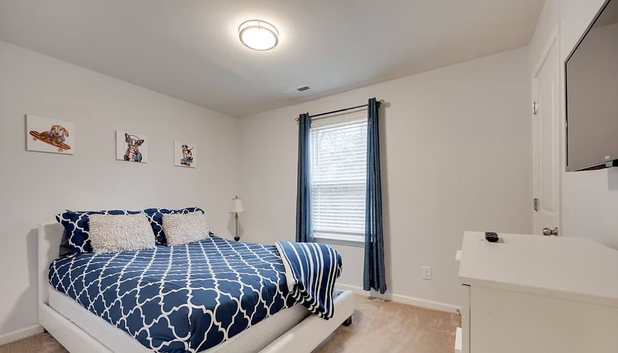 Bedroom 2, Queen bed