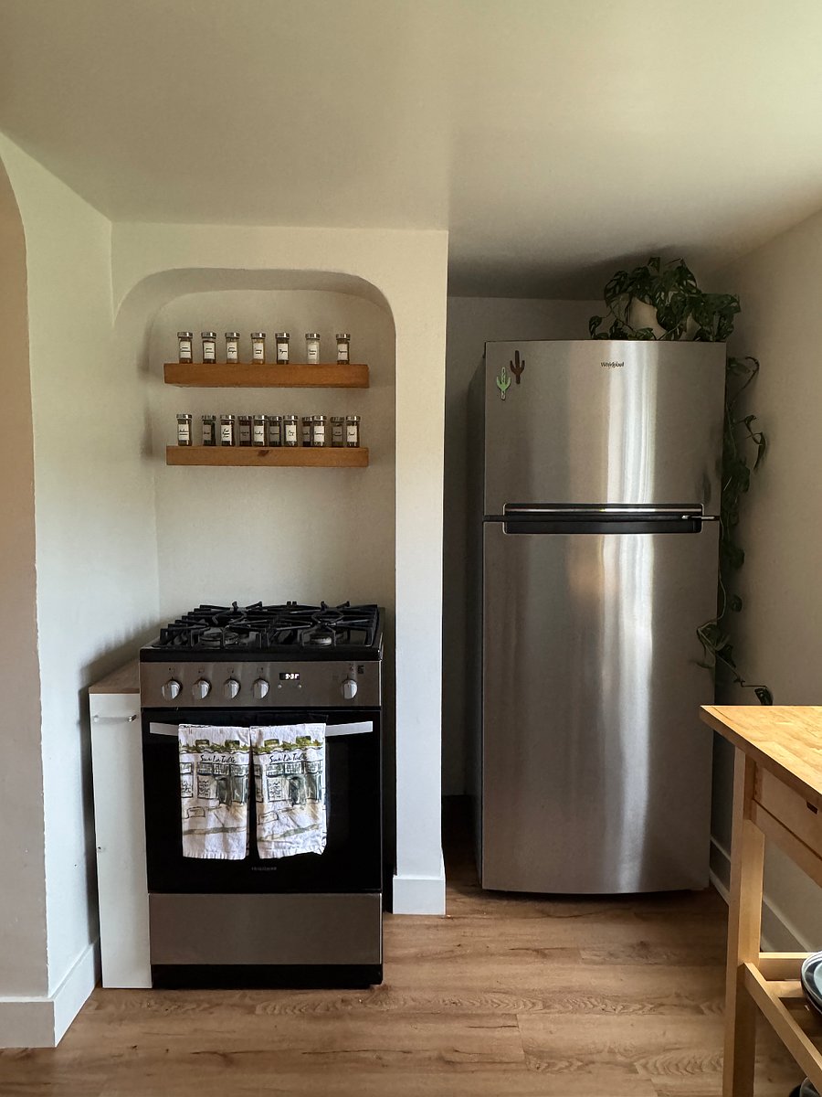 Kitchen, complete with kitchen essentials