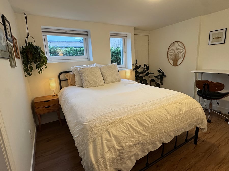 Queen bed, complete with linens
