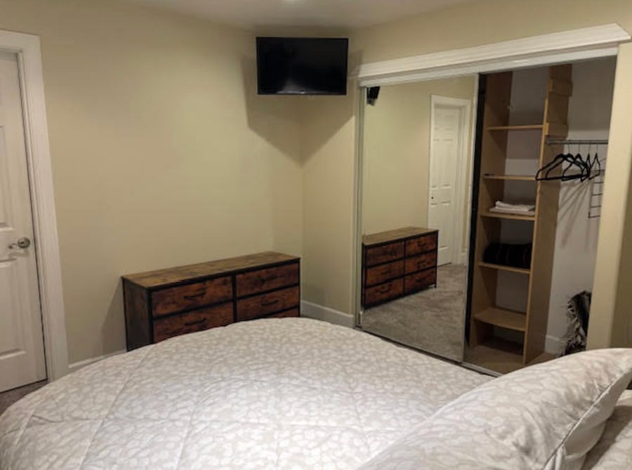 Main bedroom with full bed, SmartTV and closet.