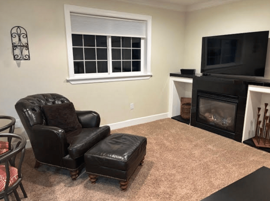 Living room with fireplace and Smart TV.