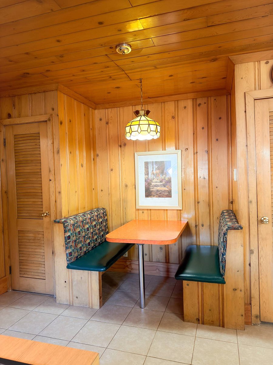 restaurant style booth eat in area