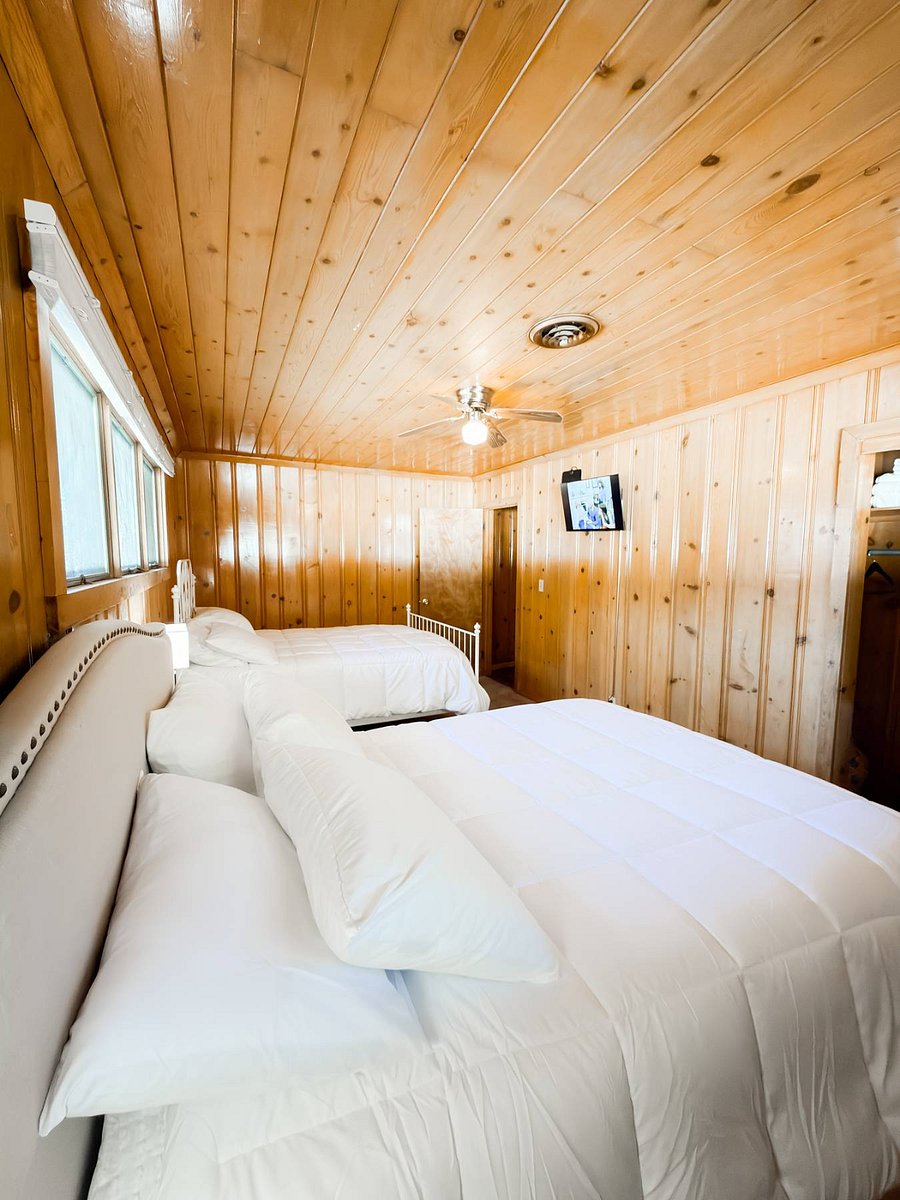 Bedroom no. 2 with 2 queen sized bed.
