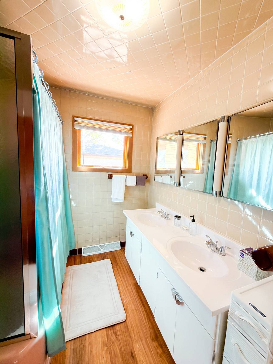 Full Bathroom no. 2