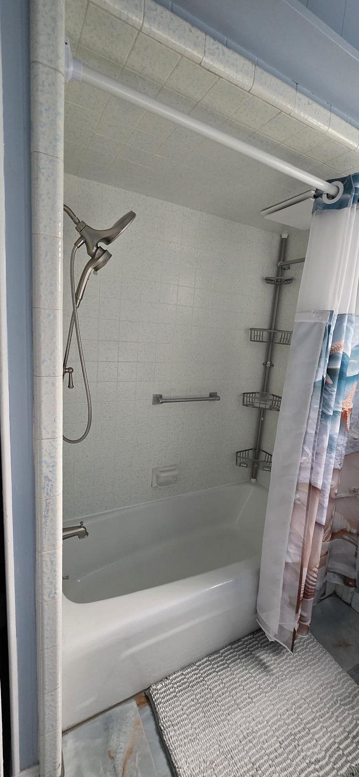 Main bathroom with bath tub/walk in shower

