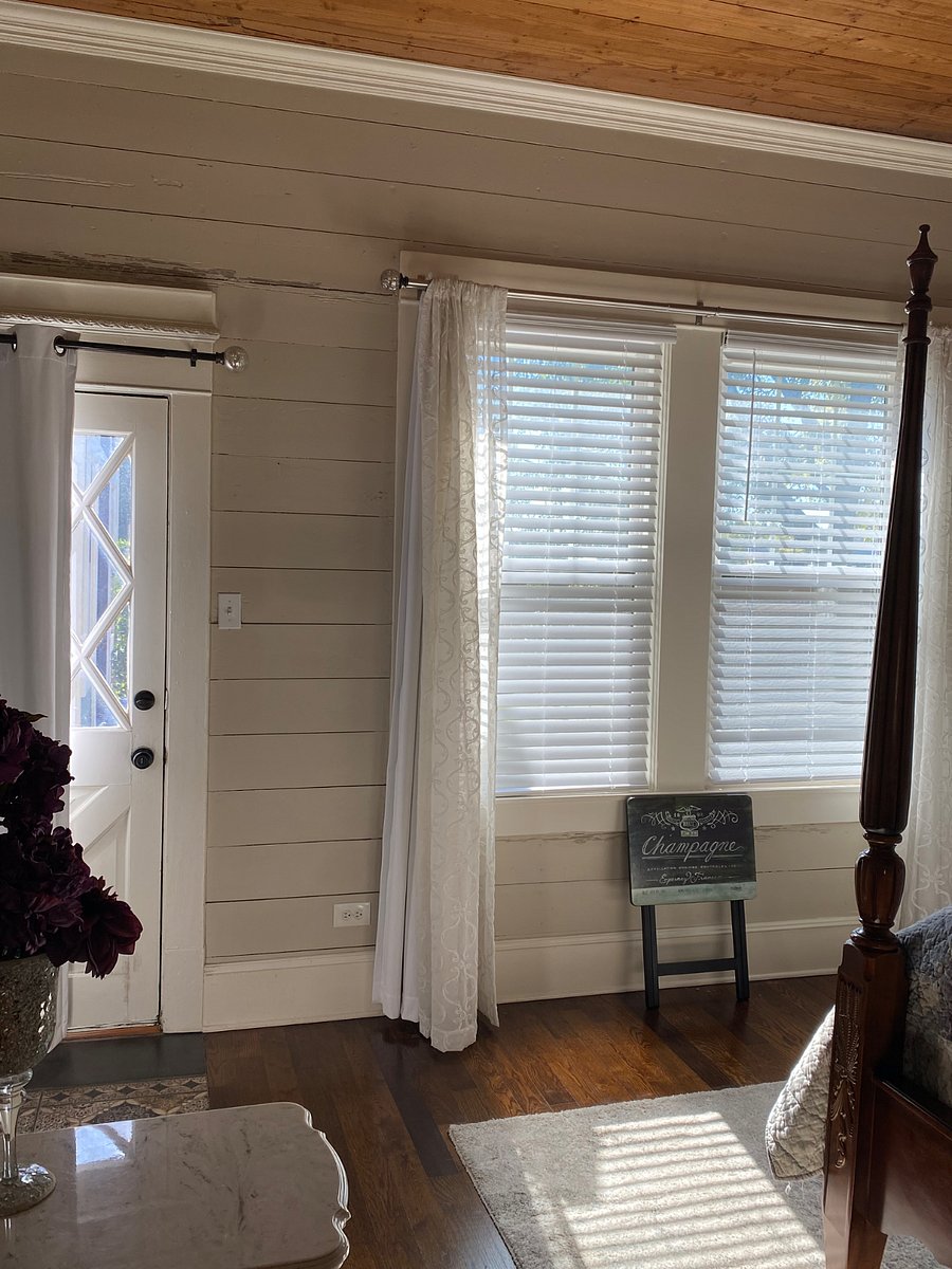 Rooms have private exterior entrance