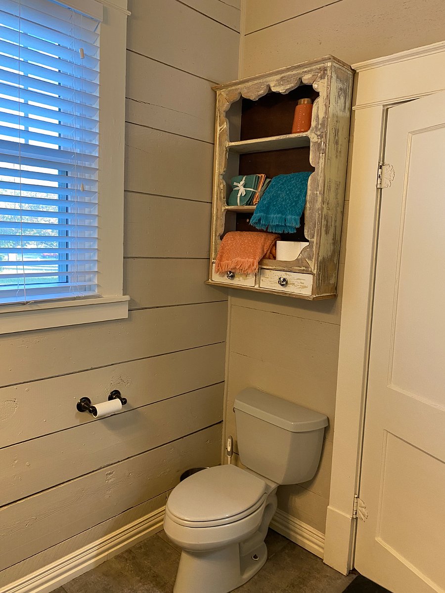 Turquoise Room en-suite bathroom