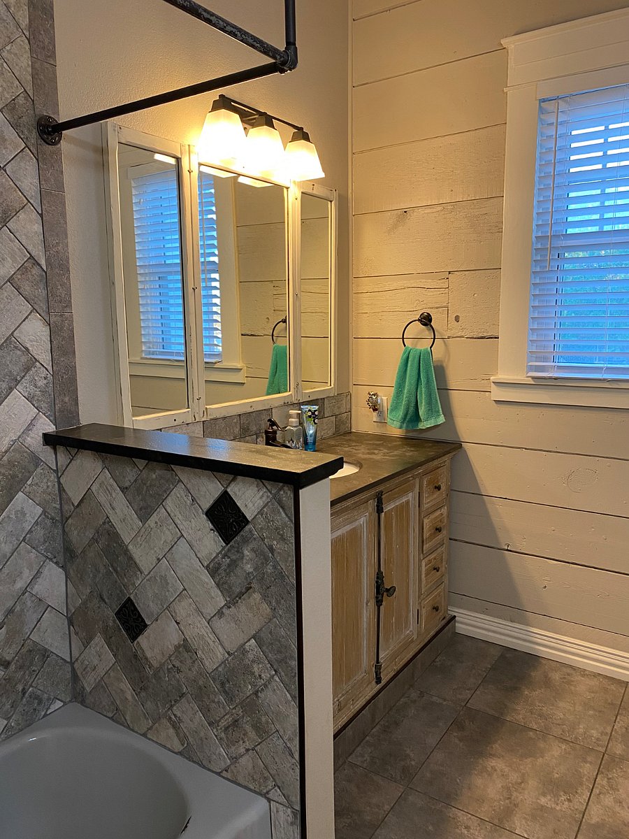Turquoise Room - en-suite bath with tub shower combo and two sinks