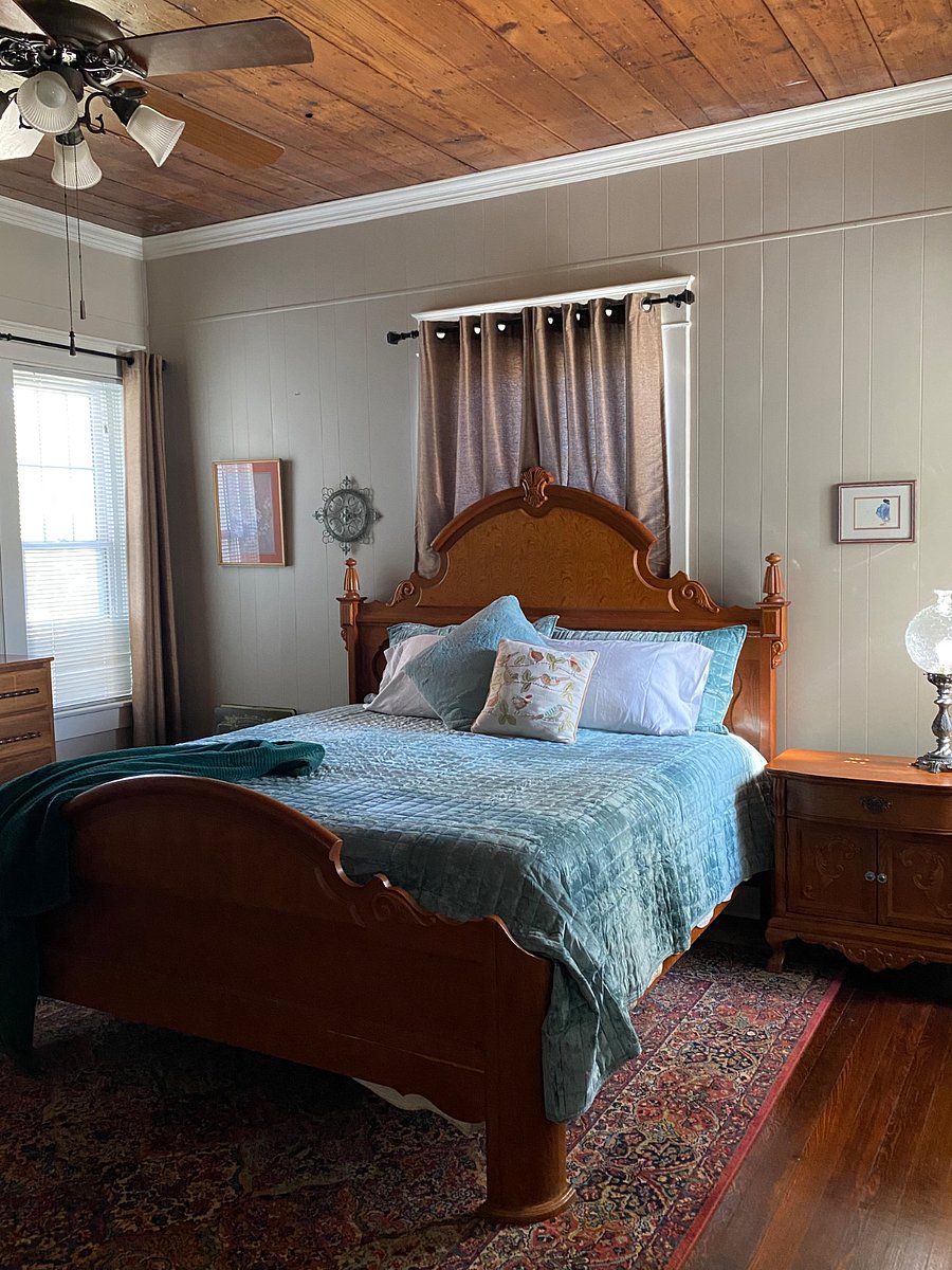 Turquoise Room- King sized bed with ensuite bathroom