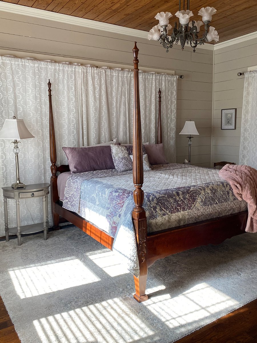 Purple Room- king sized bed with ensuite bath