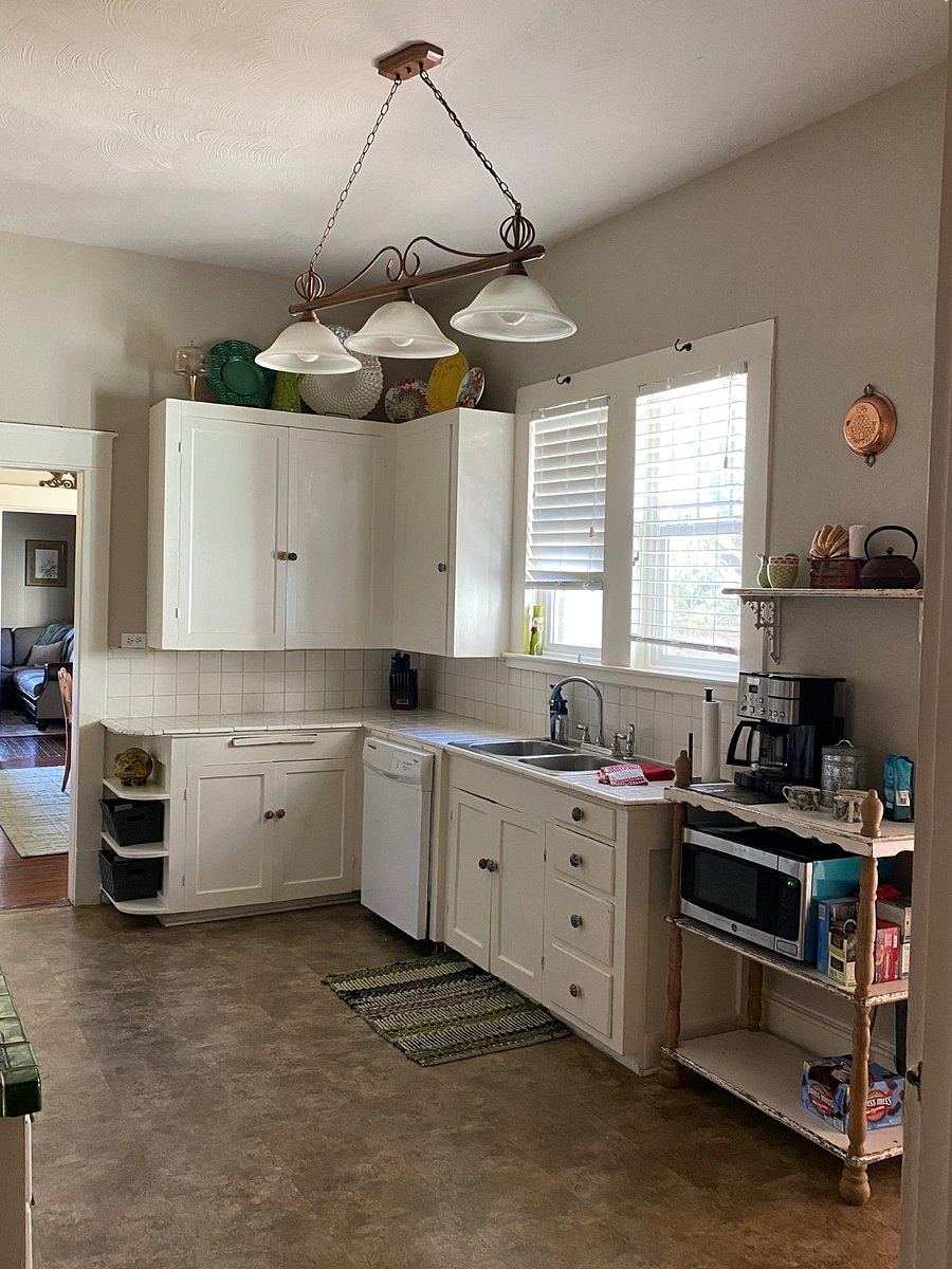 Quaint country kitchen fully loaded
