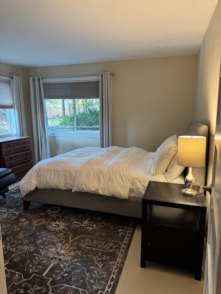 Bedroom with Queen mattress 