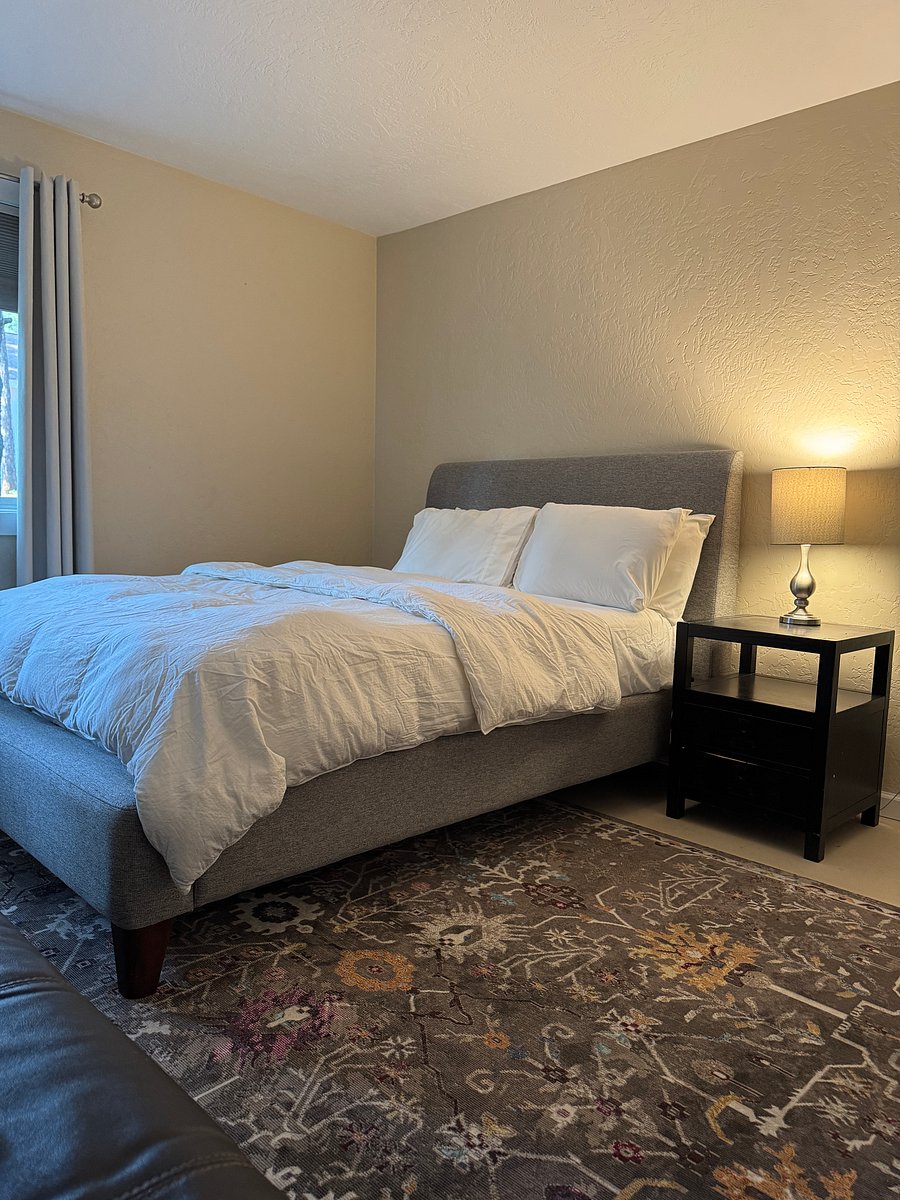 Bedroom with Queen mattress.