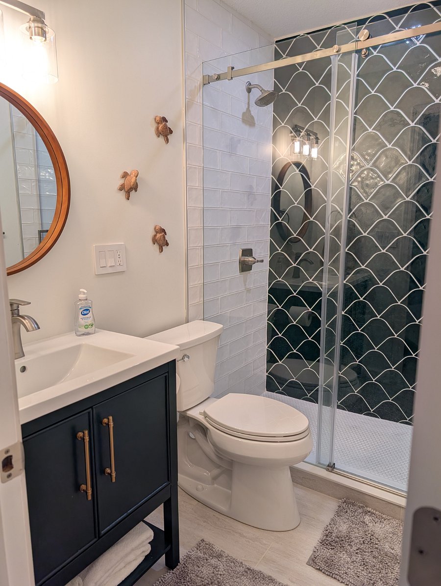 Main "turtle cove" bathroom conveniently located in between the primary and second bedroom.