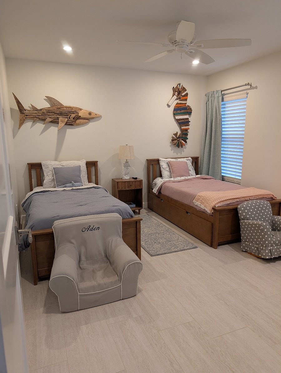 Large second bedroom with twin trundle beds (4 twin mattress in total).
