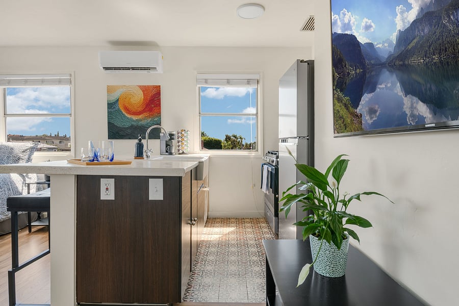 Full kitchen (minus dishwasher)
