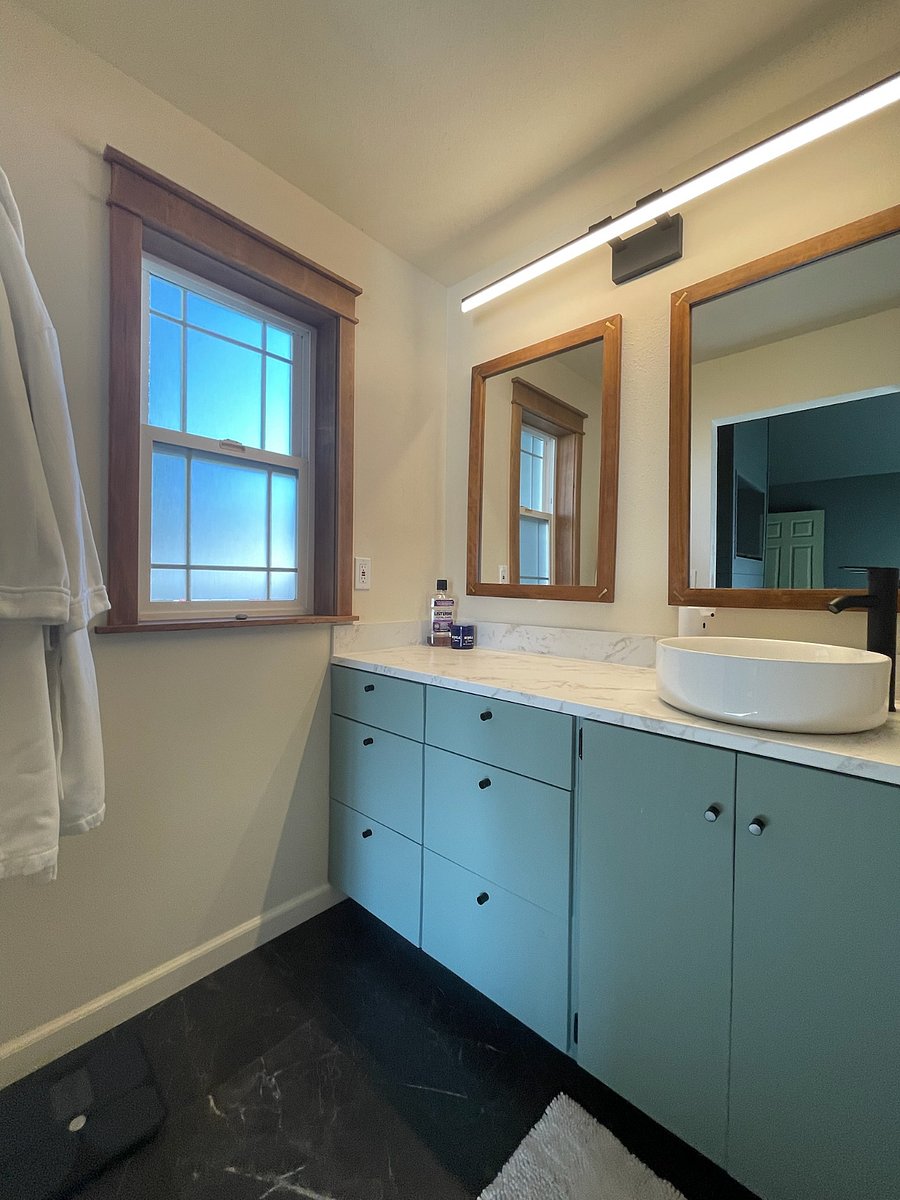 BATHROOM  2 (PRIMARY EN SUITE)
