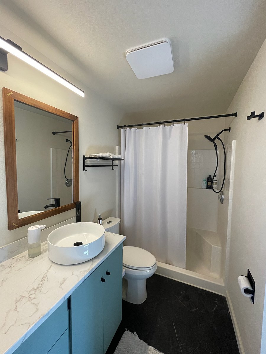 BATHROOM  2 (PRIMARY EN SUITE)