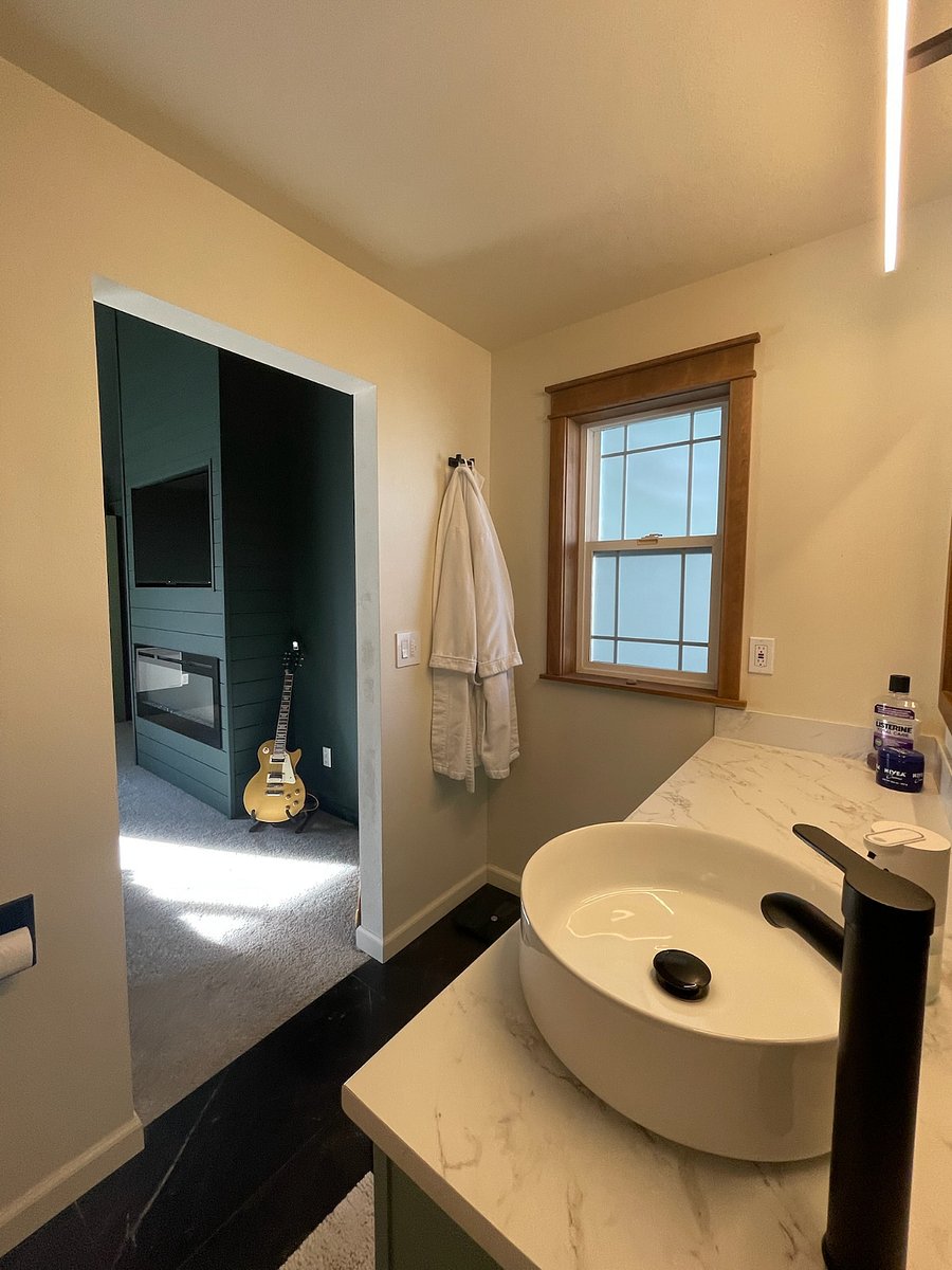 BATHROOM  2 (PRIMARY EN SUITE)