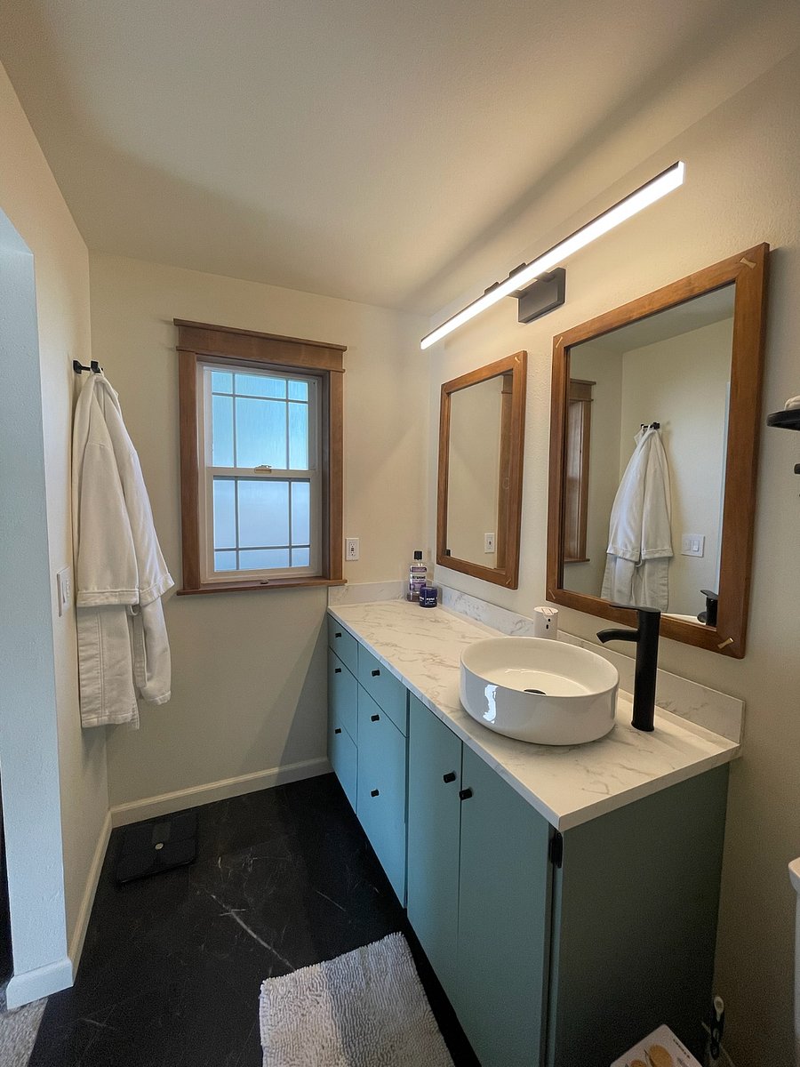 BATHROOM  2 (PRIMARY EN SUITE)