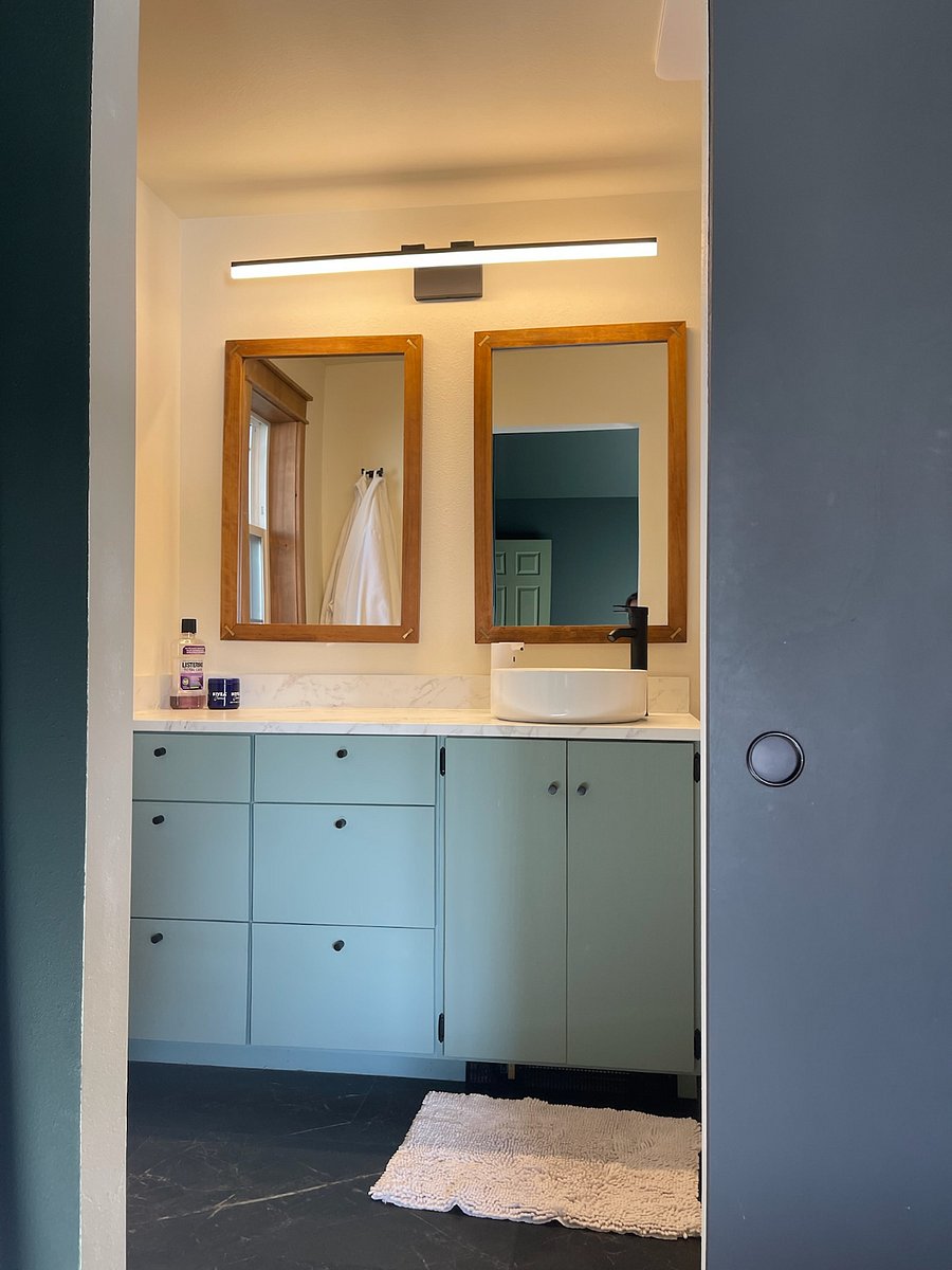 BATHROOM  2 (PRIMARY EN SUITE)