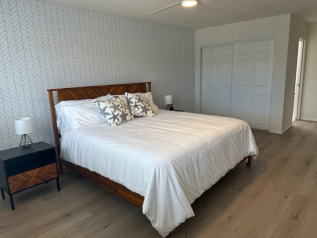 Master bedroom, King size bed 