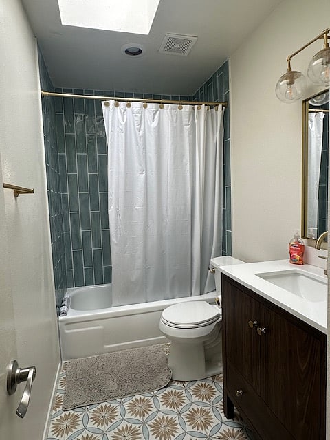 2nd bath with skylight allowing natural lilght